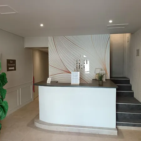 מלון Hotel-restaurant Les Colonnades 2*