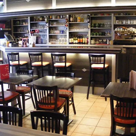 Hotel-restaurant Les Colonnades מלון 2*